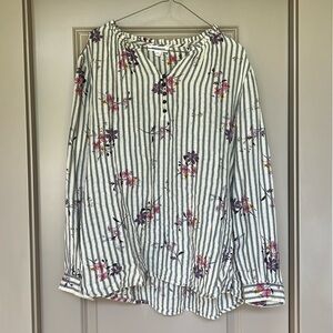 Floral feminine cotton blouse, button detail, women’s sz L